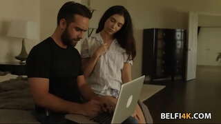 Slutty brunette mahitaji jogoo kubwa kwa kunyoosha pussy yake