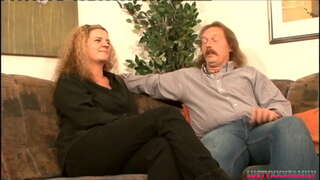 Розвратна мілфа з великими сиськами трахається зі своїм шурином, дозволяючи йому кончити на її великі груди.