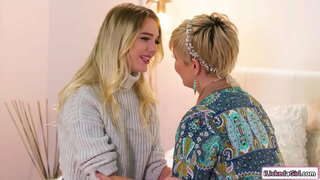 Big tits milf burro lambeu por un pequeno tits lesbianas bebé