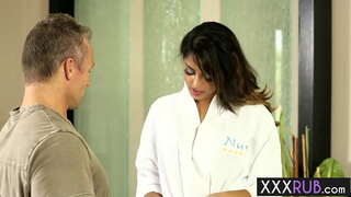 Sexy babe Sophia Leone kľakol a po poţití dick po masáž