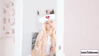 Бәләкәй генә блондинки менән биҙәлгән көллият ролле уйындар өсөн шәфҡәт туташы.Заботиться тураһында үҙ подружки ул грустная, теребить пизда лизать һәм уның бармағы.Уның ҡуя бит ул, уны ҡасан оправа