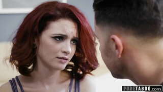 Eskorto Insistas Sur Suĉante Dick En La Publika Banejo