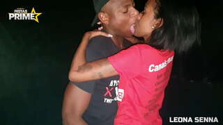 Svart kille äter spinkig fitta med sin gigantiska mast