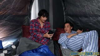 Busty cougar kusaga na short guys katika trio mpaka cumshot