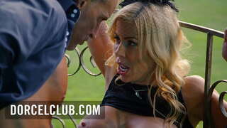 ���ួមភេទនៅក្នុងឧទ្យាននេះជាមួយនឹងការ busty ប៍ន MILF