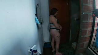 Invito a entra a la casa a un domiciliario de carnes y my folla como una perra m&amp;iacute; ralo hasta el final