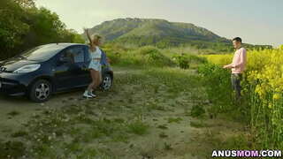 Cherry te bay Sam débordan pip ak yon chandèl nan bou l &#039;pou l&#039; soufle