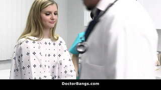 Perv Doktor Memberikan Rawatan Alternatif untuk Beliau Pesakit