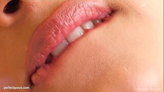 Лена доставляет удовольствие себе, мастурбируя пальцами и дилдо на Give Me Pink