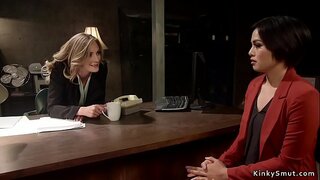 Teen lesbian fucks u anal crnka zamjenika časnik страпоном u roku