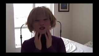 Fanm mete yo sou yon fi mask jwe ak yon dildo