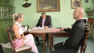 Kaks kiimas õpetajad karistama naughty college babe Mia Leone suur juggers