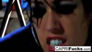 Brunette Typy saa pantu