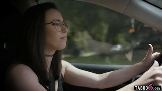 ���ේසි Calvert එසවීමට ගොස් ඇගේ දේවල් වලින් ඇගේ හිටපු