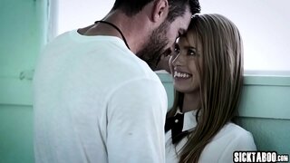 Sexy babe sucked bidii kubwa uume