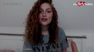 Moto ujerumani amateur babe inatumia mafuta dildo kunyoosha tight pussy yake na moans kwa sauti kubwa mpaka yeye cums