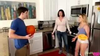 Sneaking na stepsister wakati mama ni kufanya labore nyumbani