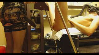 Laki-Laki Mengambil Gergasi Pakaian Di Bokongnya